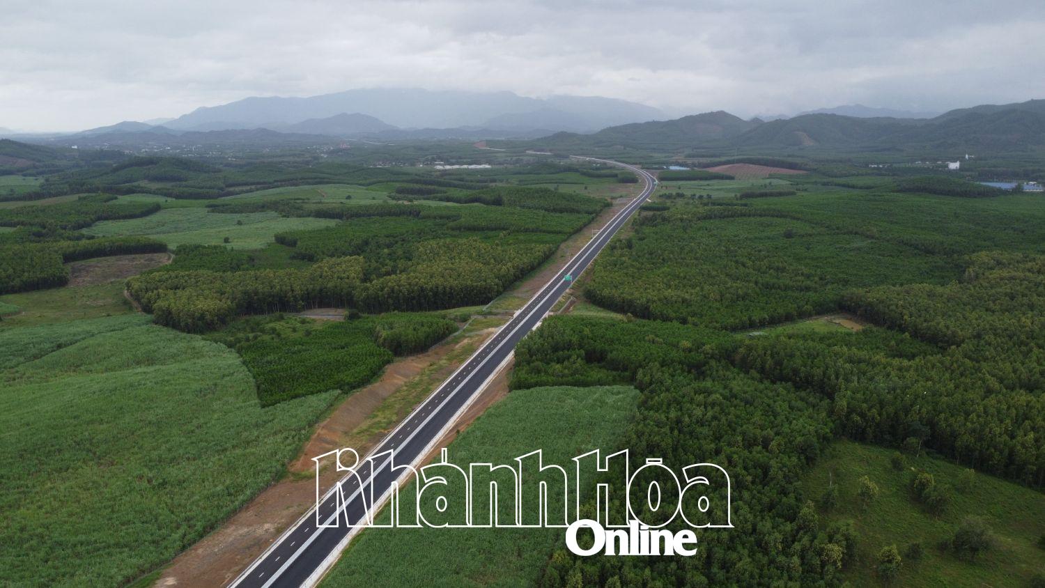 Công trình đường bộ cao tốc đoạn Vân Phong - Nha Trang tuy đã đi vào hoạt động hơn 70km cuối tuyến nhưng vẫn chưa xây dựng đồng bộ các công trình trên đường cao tốc theo quy định của pháp luật.