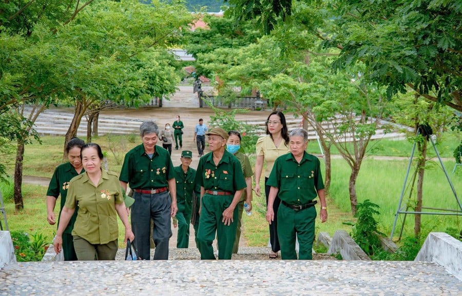 dong-dao-cac-doan-khach-tham-quan-den-tham-khu-luu-niem-lich-su-noi-thanh-lap-chi-bo-dang-cong-san-dau-tien-huyen-h2-tai-buon-ia-rnho-xa-dat-bang-huyen-krong-pa.jpg