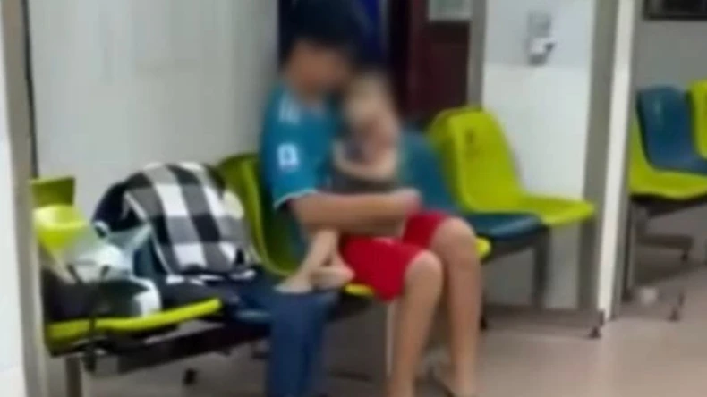 Mổ cấp cứu bé trai bị xe ba bánh tự chế chèn qua người ảnh 1