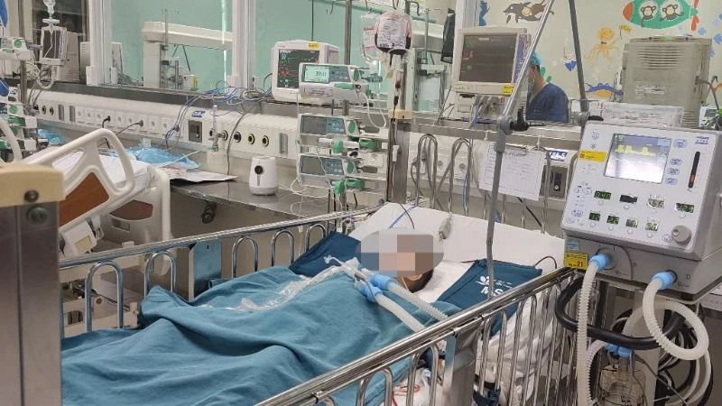 Mổ cấp cứu bé trai bị xe ba bánh tự chế chèn qua người