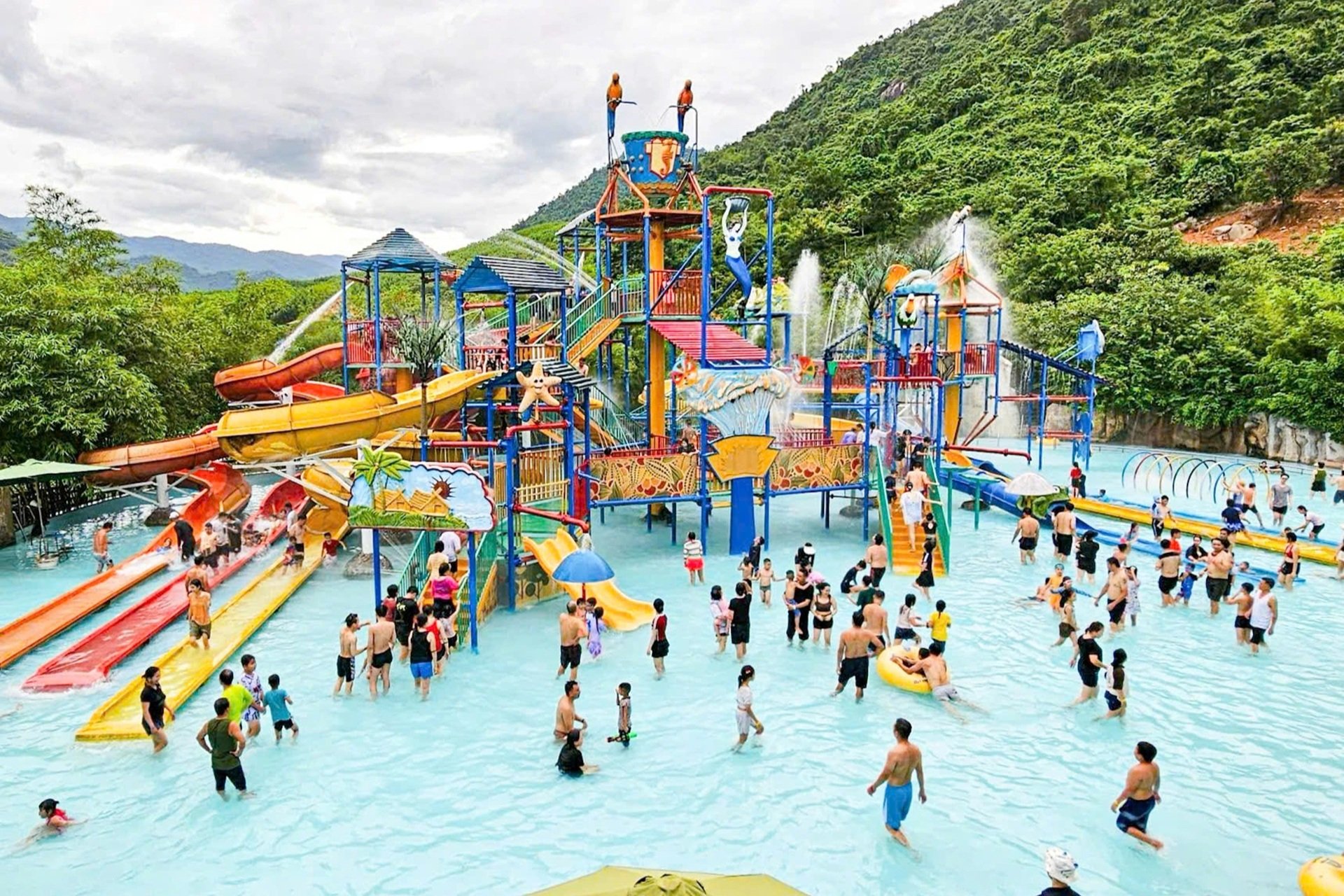 Famous beaches in Central Vietnam are packed during the April 30-May 1 holiday - 9