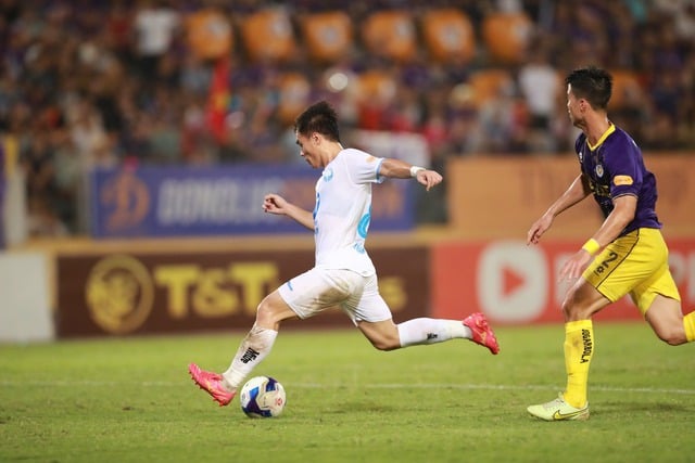 Thắng đẹp Hà Nội, CLB Nam Định tiến gần cúp vô địch V-League - Ảnh 1.