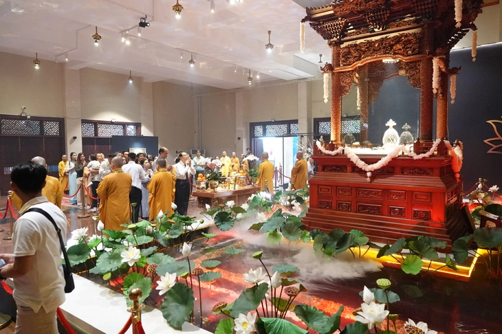 Hàng chục ngàn người dân và Phật tử đến chiêm bái xá lợi Phật - Ảnh 3.