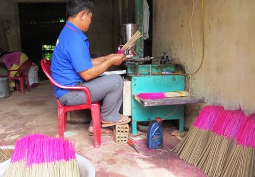 Mr. Nguy Su's facility in Phu Loc village, Dai An commune makes incense to sell during Tet. Photo: N.D.