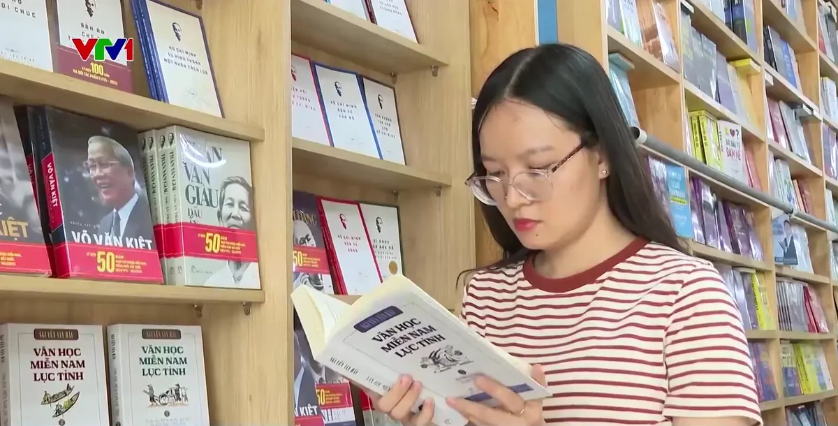 Độc giả trẻ tìm đọc sách văn học, lịch sử
