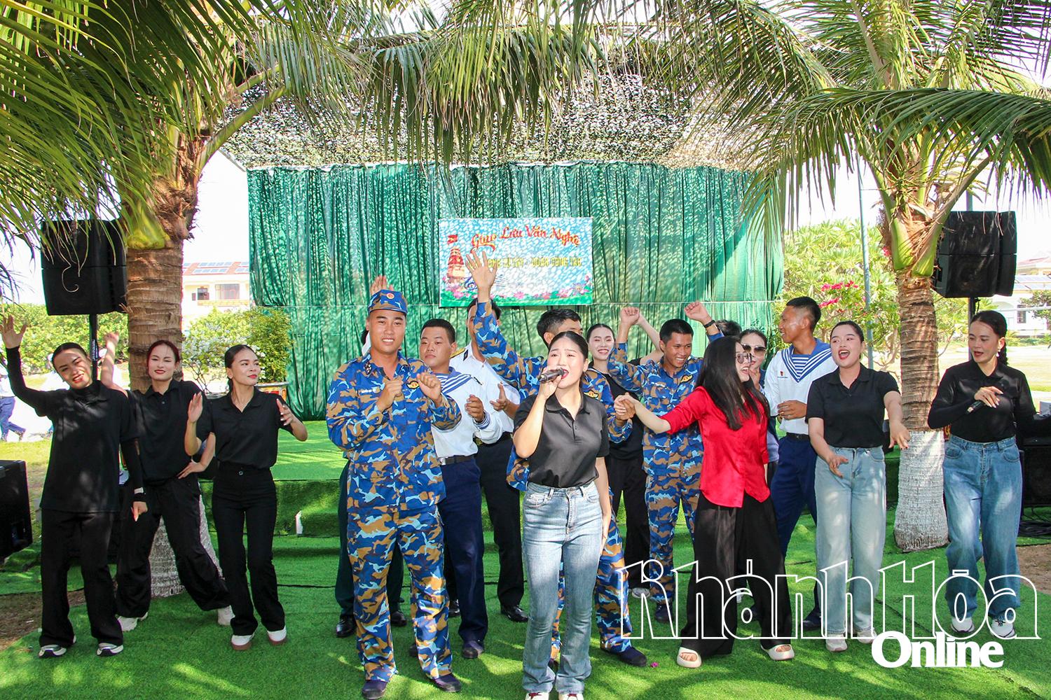 Hai Dang Song និងក្រុមរាំសំដែងជាមួយនាយទាហាន និងទាហាន   កោះ West Gemini  