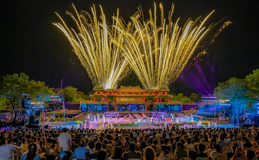 Lê Đình Hoàng - Khoảnh khắc pháo hoa màn khai mạc Festival Huế.jpeg