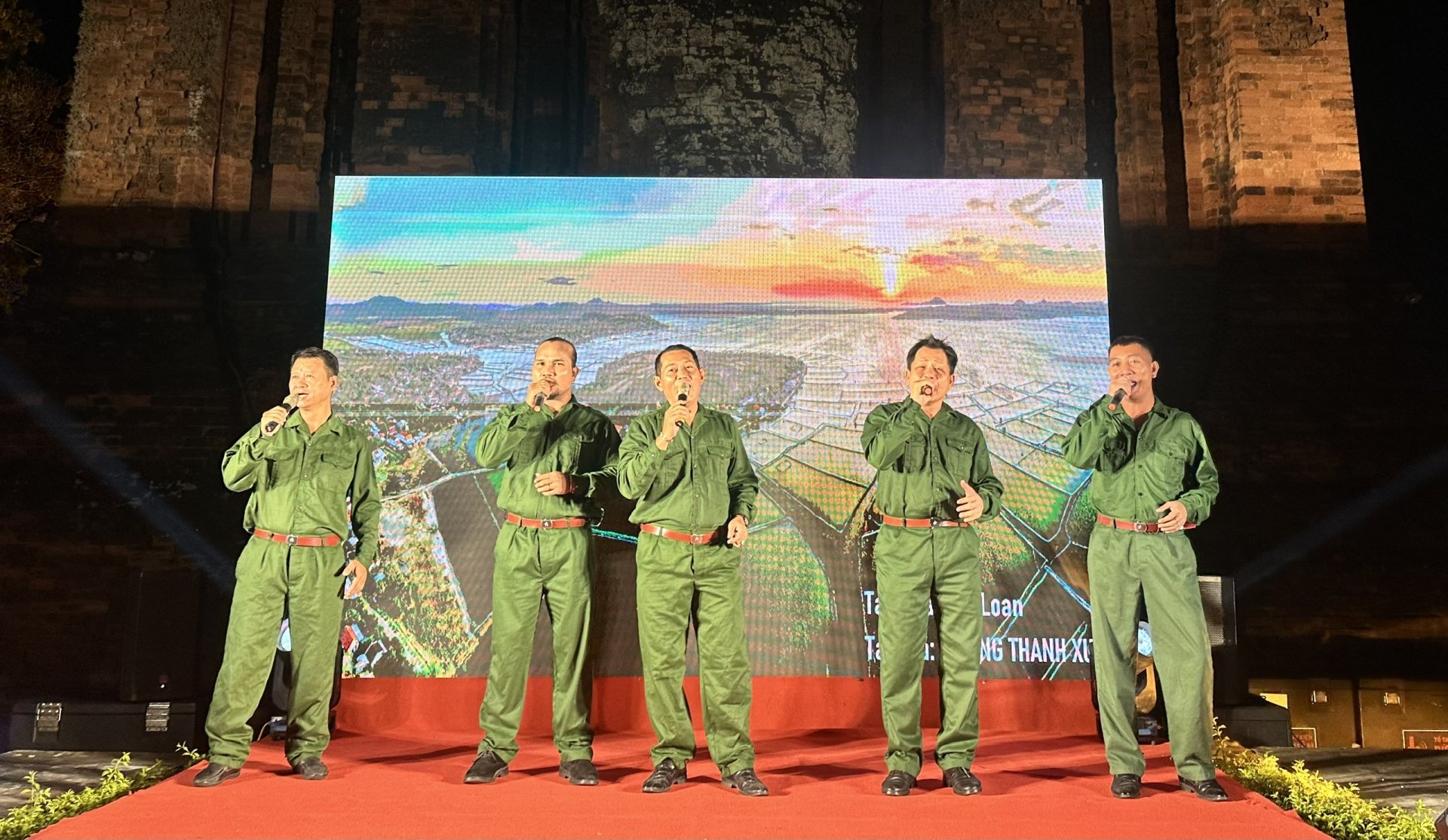 Der Männerchor des Musikvereins führte ein Medley des Ho Chi Minh Trail auf See auf - Singen zur Feier der Einheit 202 -   Mit dem Signalhorn im Programm wird das literarische und künstlerische Werk „Eine gemeinsame vietnamesische Stiftung“ angekündigt. Foto: YEN LAN