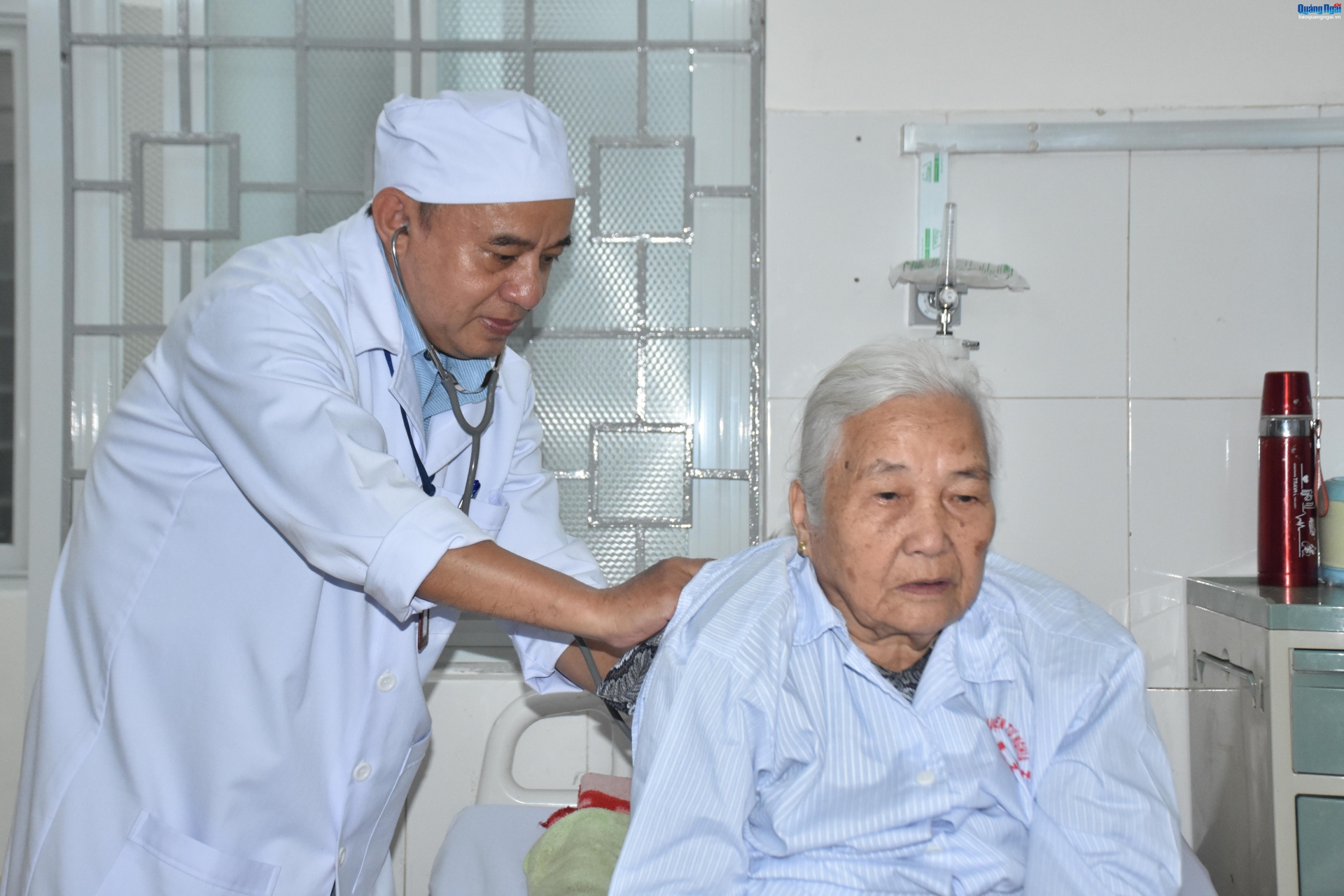 Travaillant en étroite collaboration avec le secteur de la santé de base, l'excellent médecin, spécialiste II Dang Van Diem - Directeur du Centre médical du district de Tu Nghia, s'efforce toujours d'améliorer son expertise pour améliorer la qualité des examens médicaux et des traitements pour la population. 
