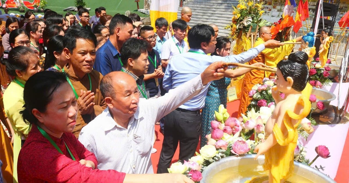 Hàng nghìn người về dự Đại lễ Phật đản ở ngôi chùa đẹp nhất huyện Diễn Châu