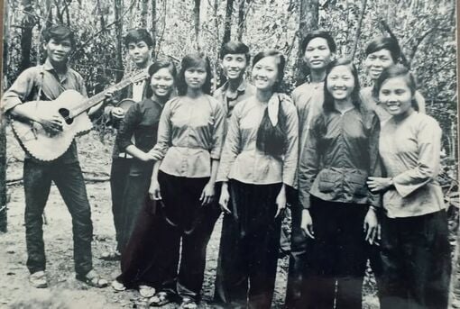Khúc tráng ca trong bom đạn