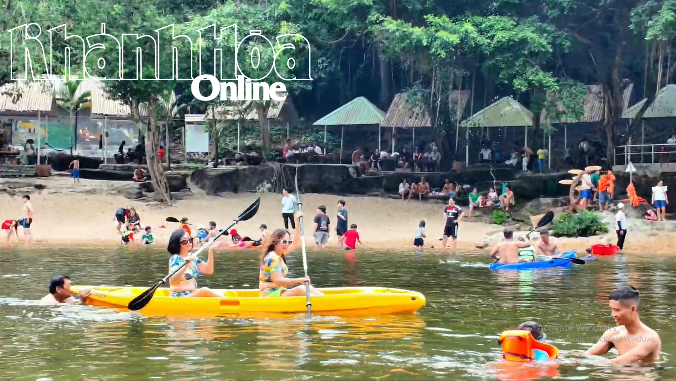 ការ​ពិក​និក និង​ការ​ងូត​ទឹក​ក្នុង​ទឹក​ក្តៅ​ទាក់ទាញ​ភ្ញៀវ​ទេសចរ​នៅ​ថ្ងៃ​ឈប់​សម្រាក​ថ្ងៃ​ទី 30 ខែ​មេសា និង​ថ្ងៃ​ទី 1 ខែ​ឧសភា
