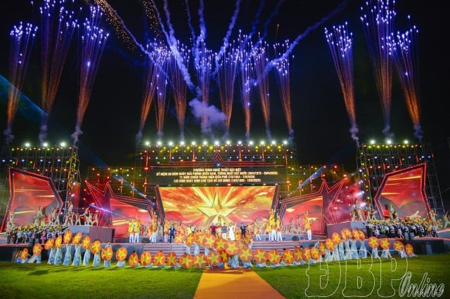 កម្មវិធីសិល្បៈពិសេសដ៏គួរឱ្យចាប់អារម្មណ៍ Brocade Mountains and Rivers - A Strip of Glory