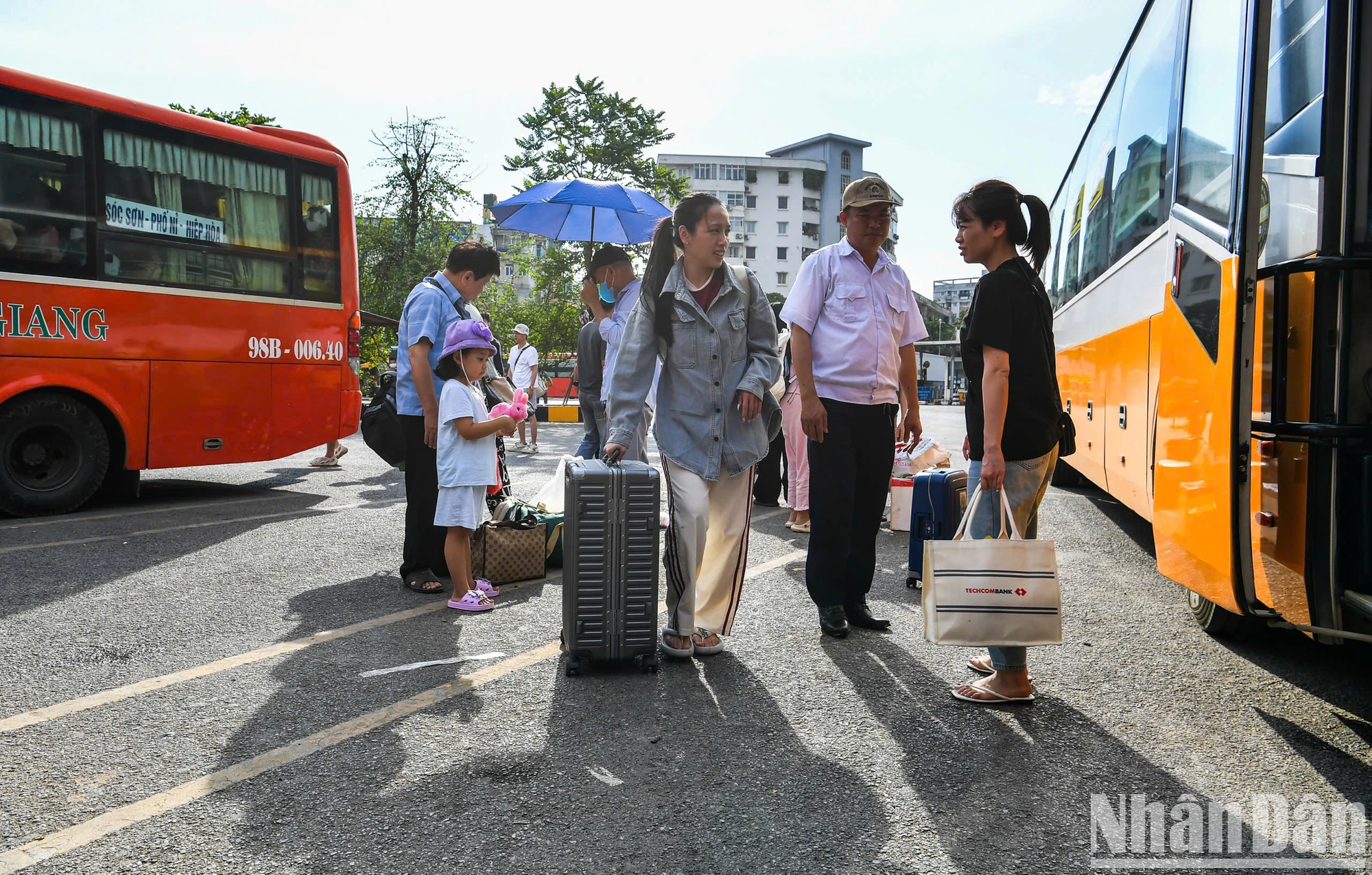 [Ảnh] Bến xe bắt đầu đông đúc đón dòng người trở lại Thủ đô sau 5 ngày nghỉ lễ ảnh 4