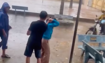 Nam sinh vô lễ với cựu chiến binh; Phụ huynh hành hung lôi cô giáo ra giữa trời mưa