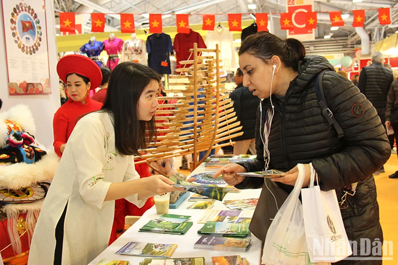 L'espace vietnamien se distingue à la 120e Foire de Paris photo 5