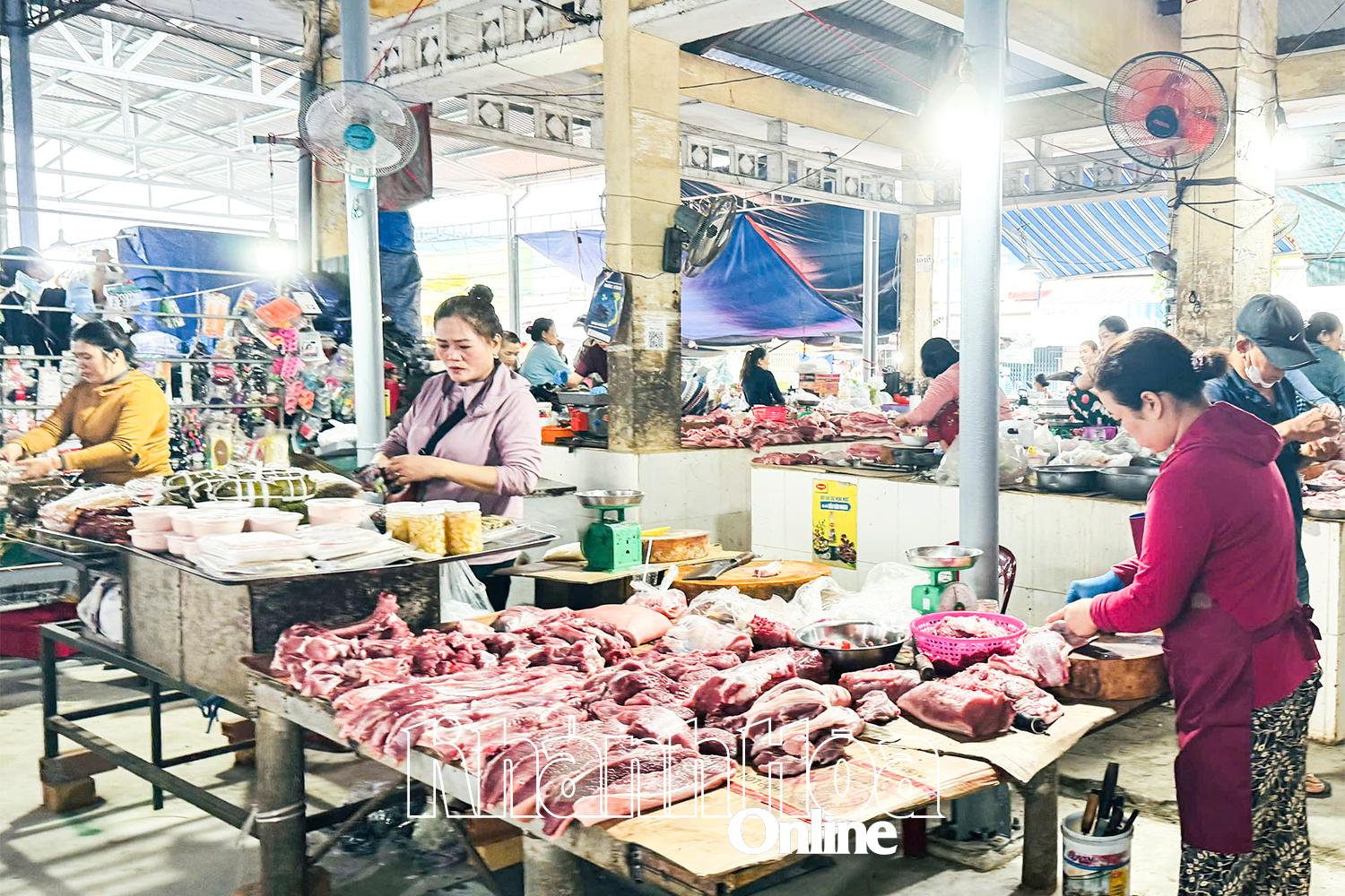 Giá thực phẩm tươi sống tại các chợ truyền thống ổn định.
