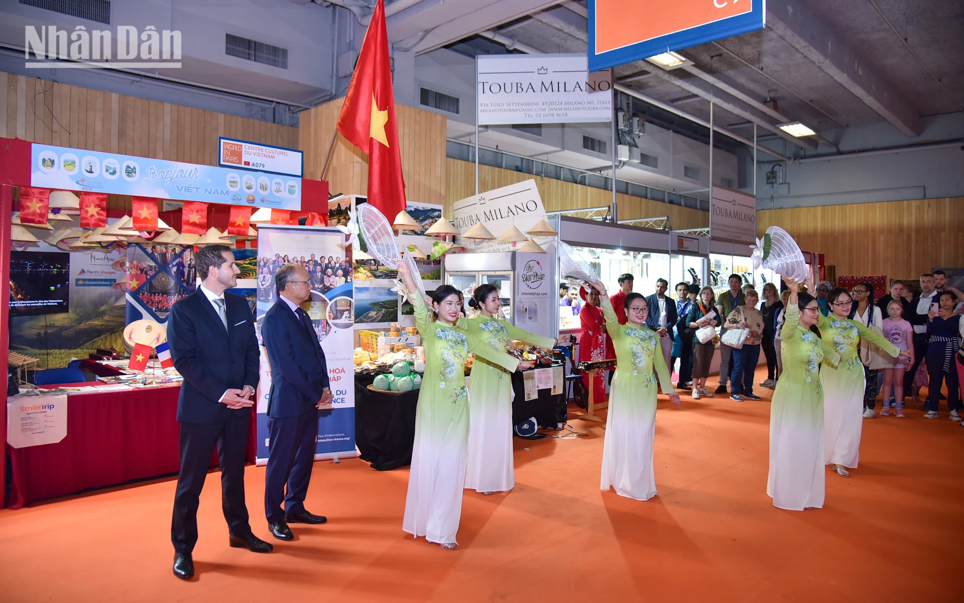 [Ảnh] Việt Nam tỏa sáng tại Hội chợ quốc tế Paris 2025 với sắc màu văn hóa và ẩm thực ảnh 7