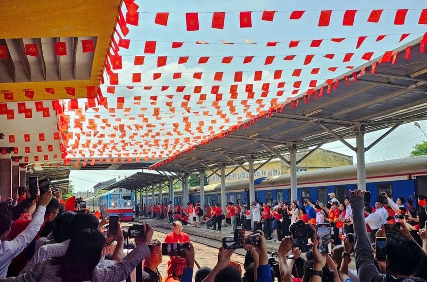 บริษัทการรถไฟเวียดนามจัดขบวนรถไฟคู่หนึ่งชื่อว่า 