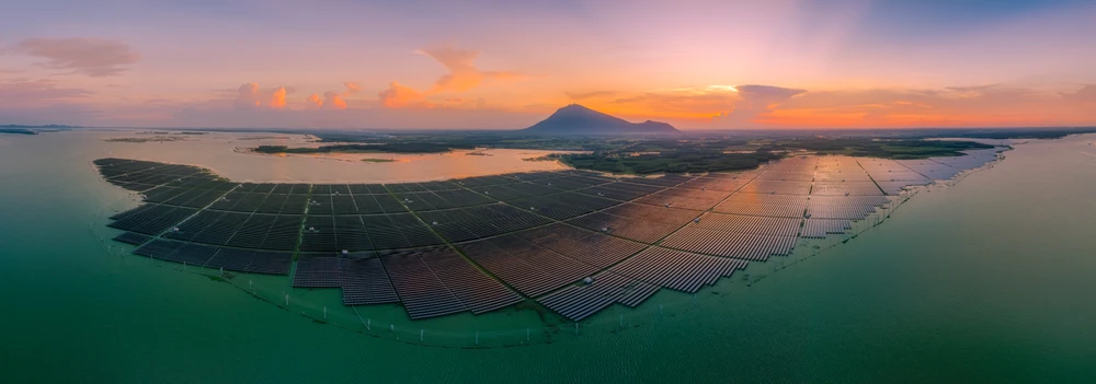 Phạm Quốc Hưng - Điện mặt trời trên hồ Dầu Tiếng.jpeg