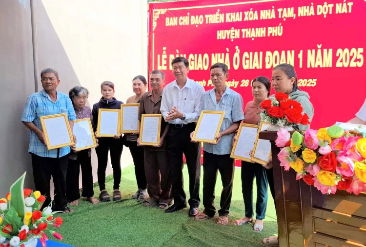 Thạnh Phú bàn giao nhà ở giai đoạn 1 cho người dân