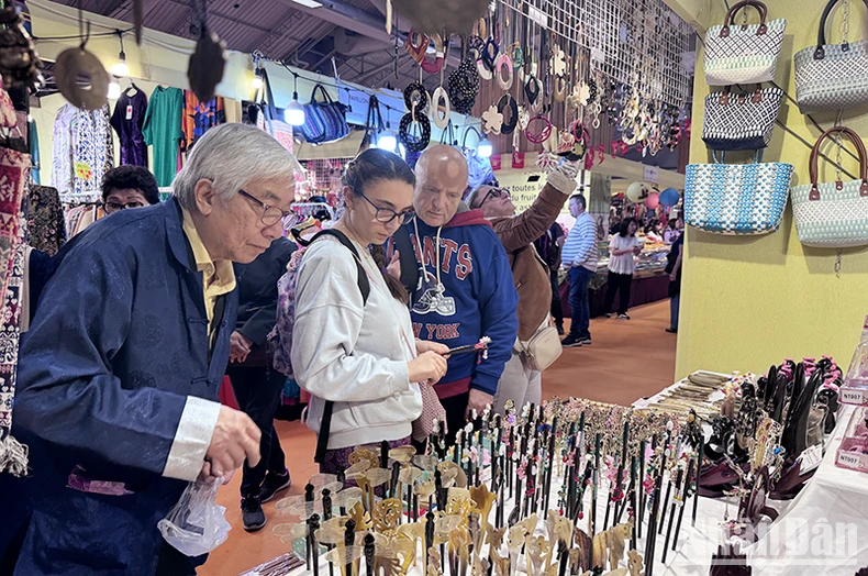 L'espace vietnamien se distingue à la 120e Foire de Paris photo 4