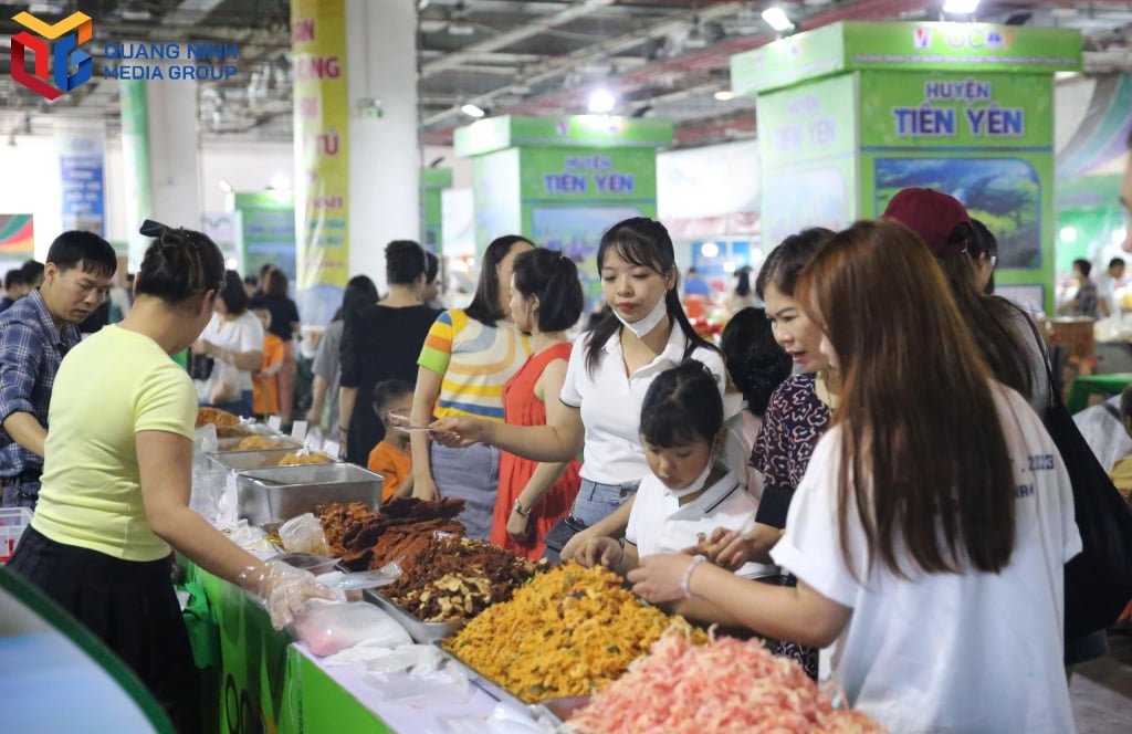 งานแสดงสินค้า OCOP ในสามเหลี่ยมปากแม่น้ำแดง - กวางนิญ 2025 เป็นจุดหมายปลายทางที่น่าดึงดูดในช่วงวันหยุด