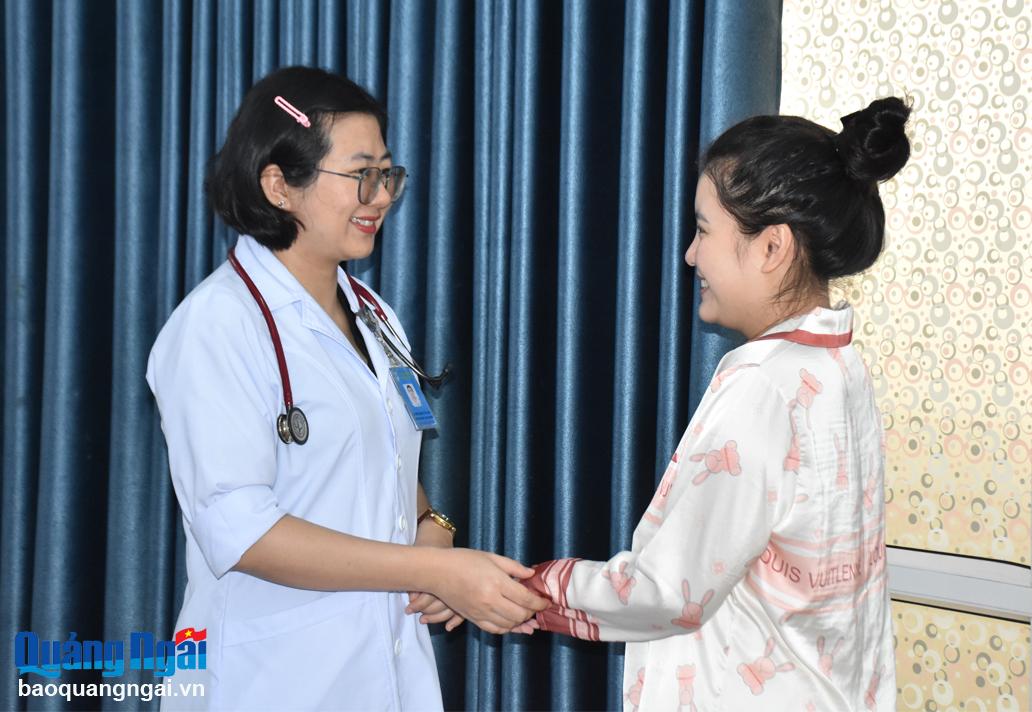 Bác sĩ chuyên khoa II Phạm Vân Anh - Trưởng khoa Nhi sơ sinh (Bệnh viện Sản - Nhi tỉnh) động viên gia đình bệnh nhân đang điều trị tại khoa.