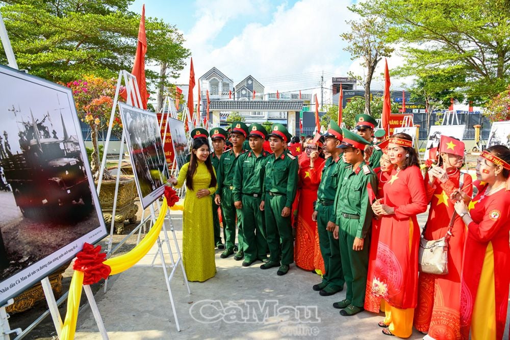 Es sind etwa 20 Besuchergruppen registriert, wobei in den letzten 8 Tagen über 4.000 Besucher, Einheimische und Studenten, zu Besuch waren (Foto: Phu Quang).