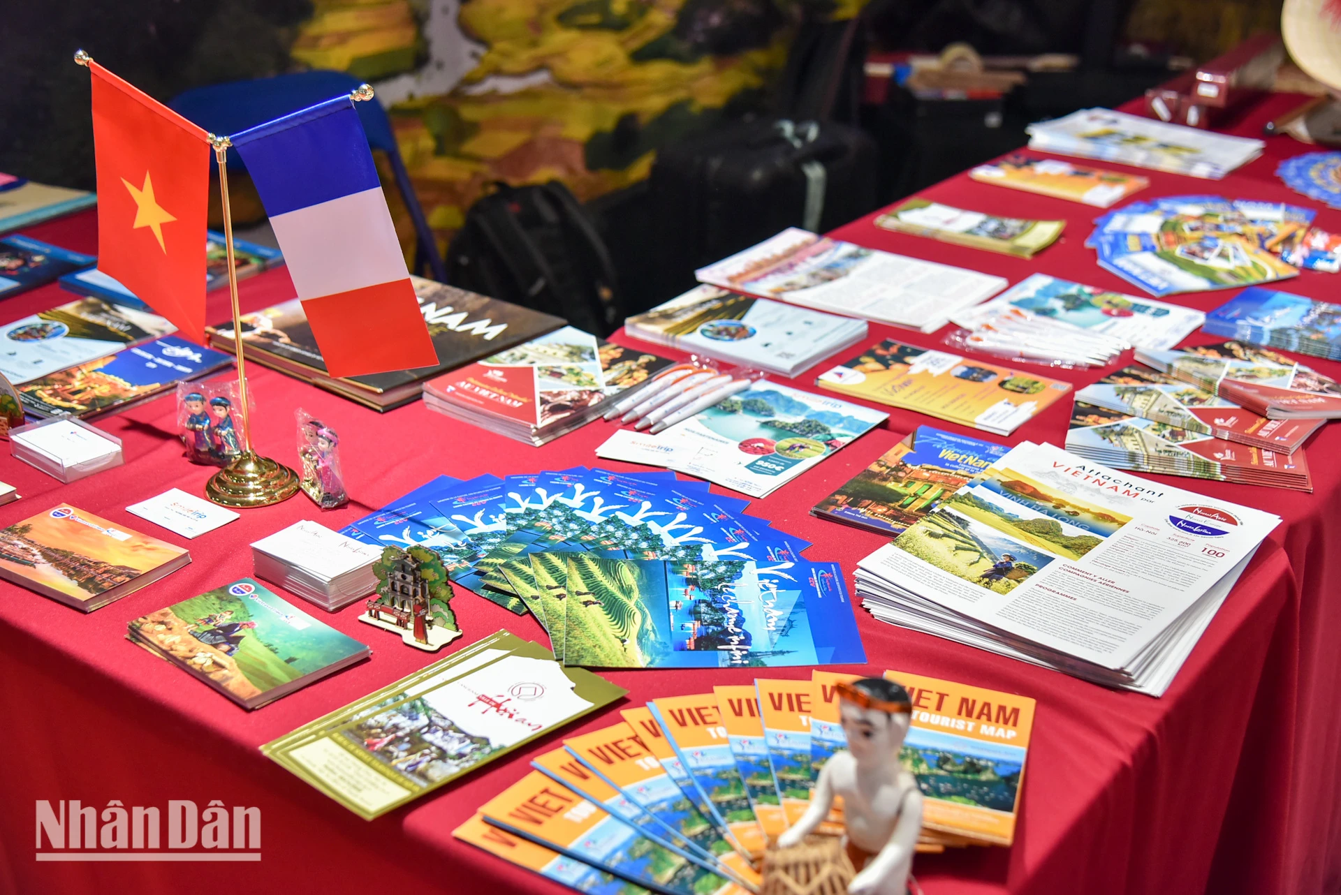 [Ảnh] Việt Nam tỏa sáng tại Hội chợ quốc tế Paris 2025 với sắc màu văn hóa và ẩm thực ảnh 12