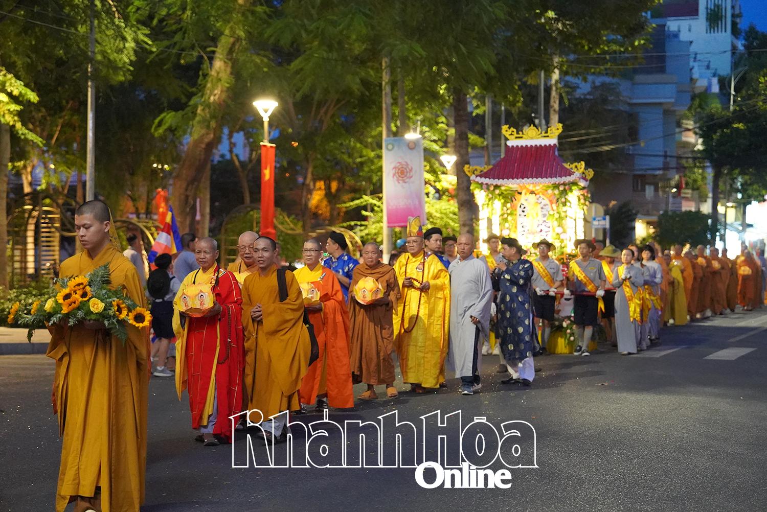 Thousands of people join the Buddha procession and light up 7 giant lotus flowers