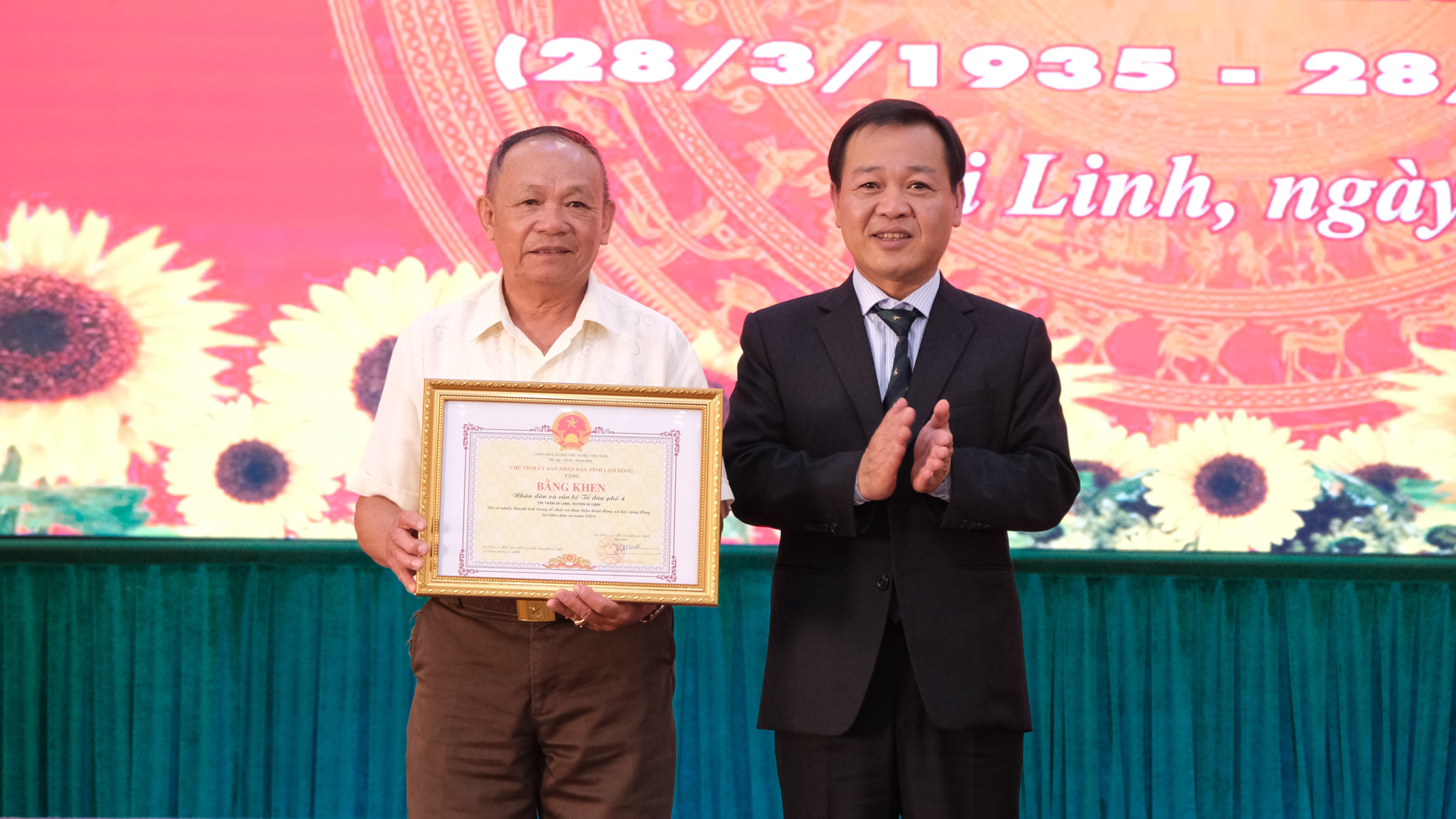 Lãnh đạo huyện Di Linh trao Bằng khen 
của UBND tỉnh Lâm Đồng cho Nhân dân, 
cán bộ TDP 4, thị trấn Di Linh