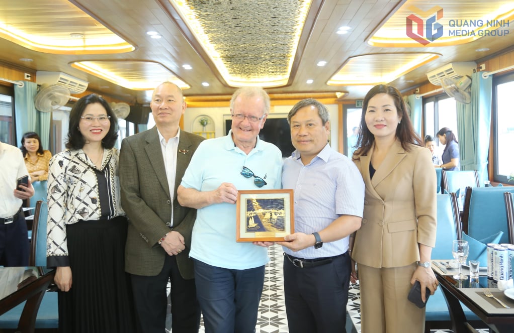 El camarada Vu Dai Thang, secretario provincial del Partido y jefe de la delegación de la Asamblea Nacional Provincial, entregó un recuerdo al profesor John Anthony Quelch.