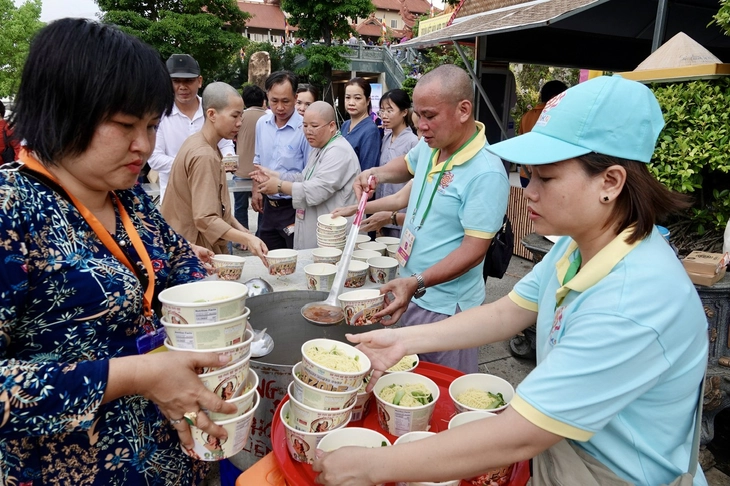 Hàng chục ngàn người dân và Phật tử đến chiêm bái xá lợi Phật - Ảnh 6.