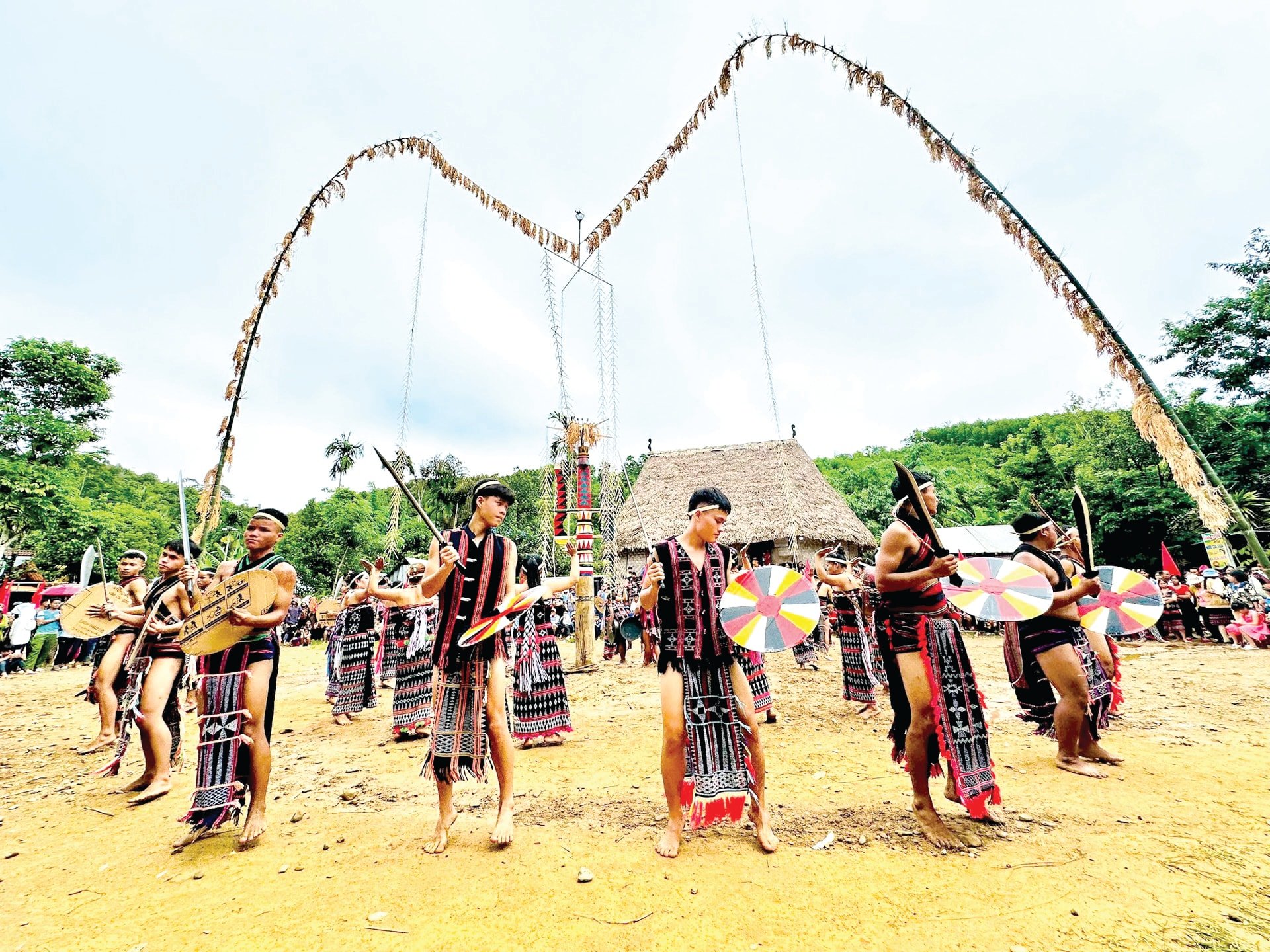 កន្លែង​សំឡេង​សម្រាប់​ការ​សំដែង​ឧបករណ៍​ភ្លេង​ប្រពៃណី​របស់​ប្រជាជន Co Tu គឺ​ភ្នំ ព្រៃឈើ និង​ភូមិ។ បណ្ណសាររូបថត