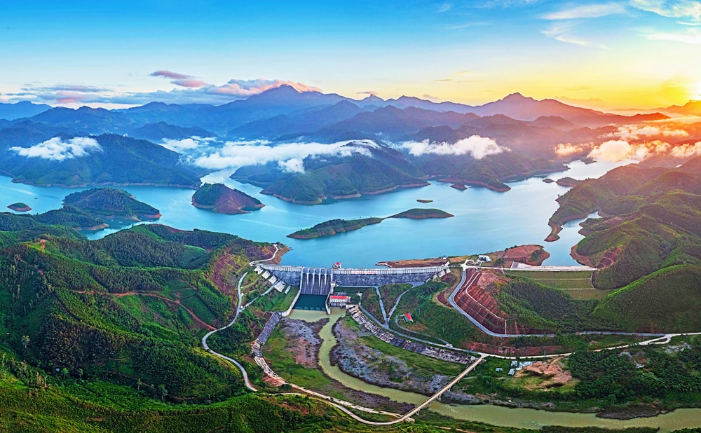 Nguyễn Hữu Thư - Ngày mới trên Hồ Nước Trong.jpeg