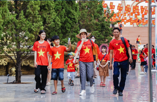 Cả nước đón 10,5 triệu lượt khách trong dịp nghỉ lễ 30-4 và 1-5- Ảnh 1.
