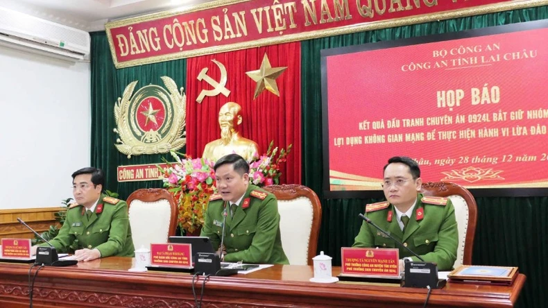 라이쩌우 경찰, 온라인 사기범 12명 체포