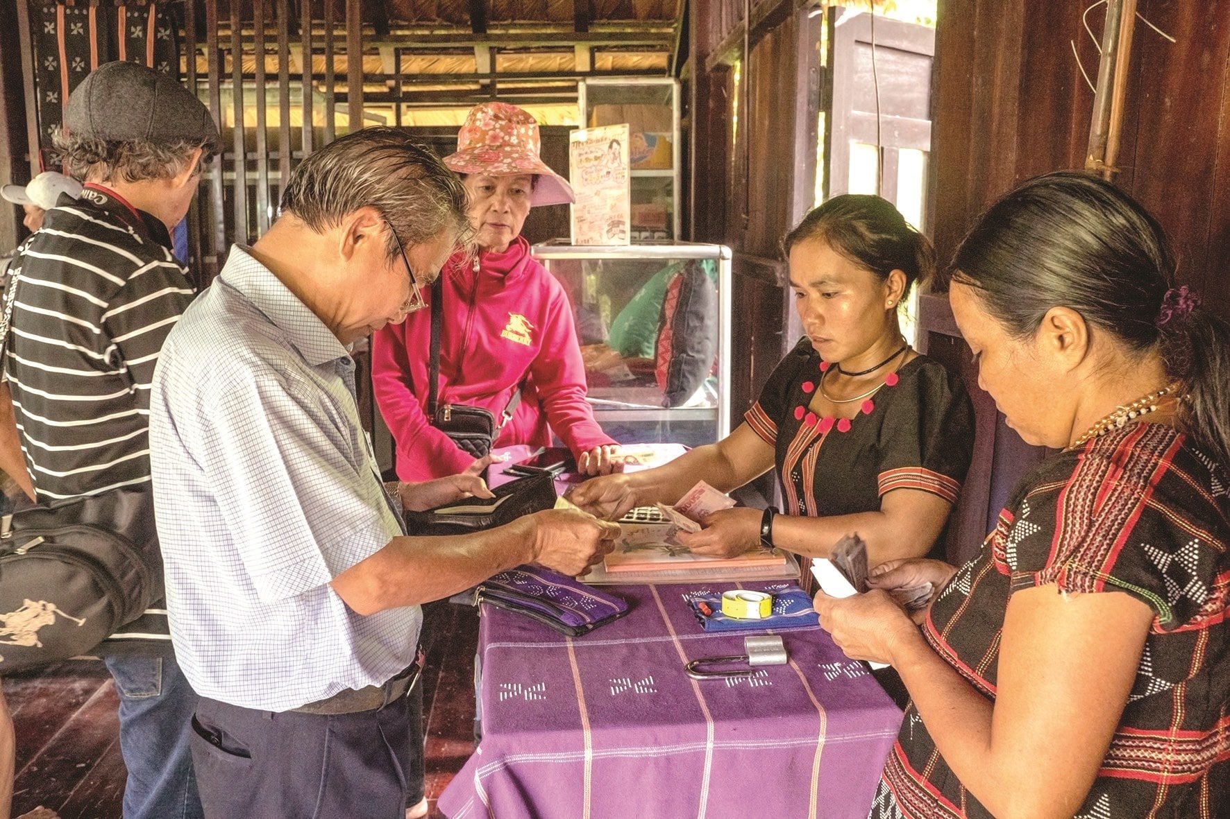 Du khách tham quan và mua sắm sản phẩm.