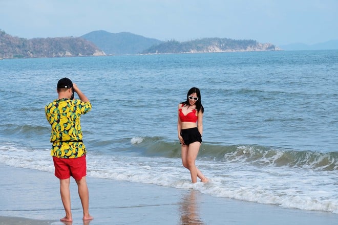 Khách du lịch dậy từ mờ sáng làm ngư dân ở Vân Đồn - Ảnh 8.