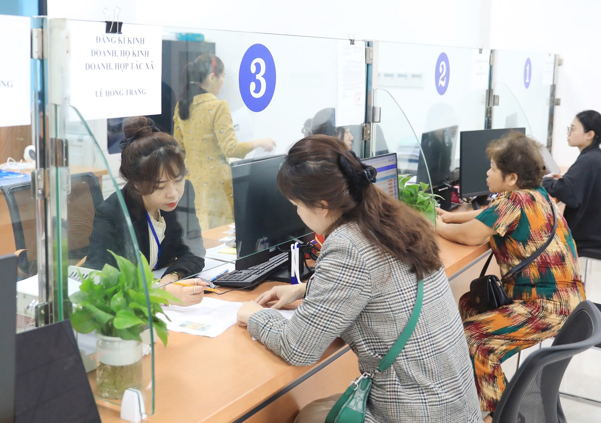 administrative-procedures-for-citizens-at-express-branch-number-2-Hanoi-city-administrative-service-center.-anh-do-tam.jpg