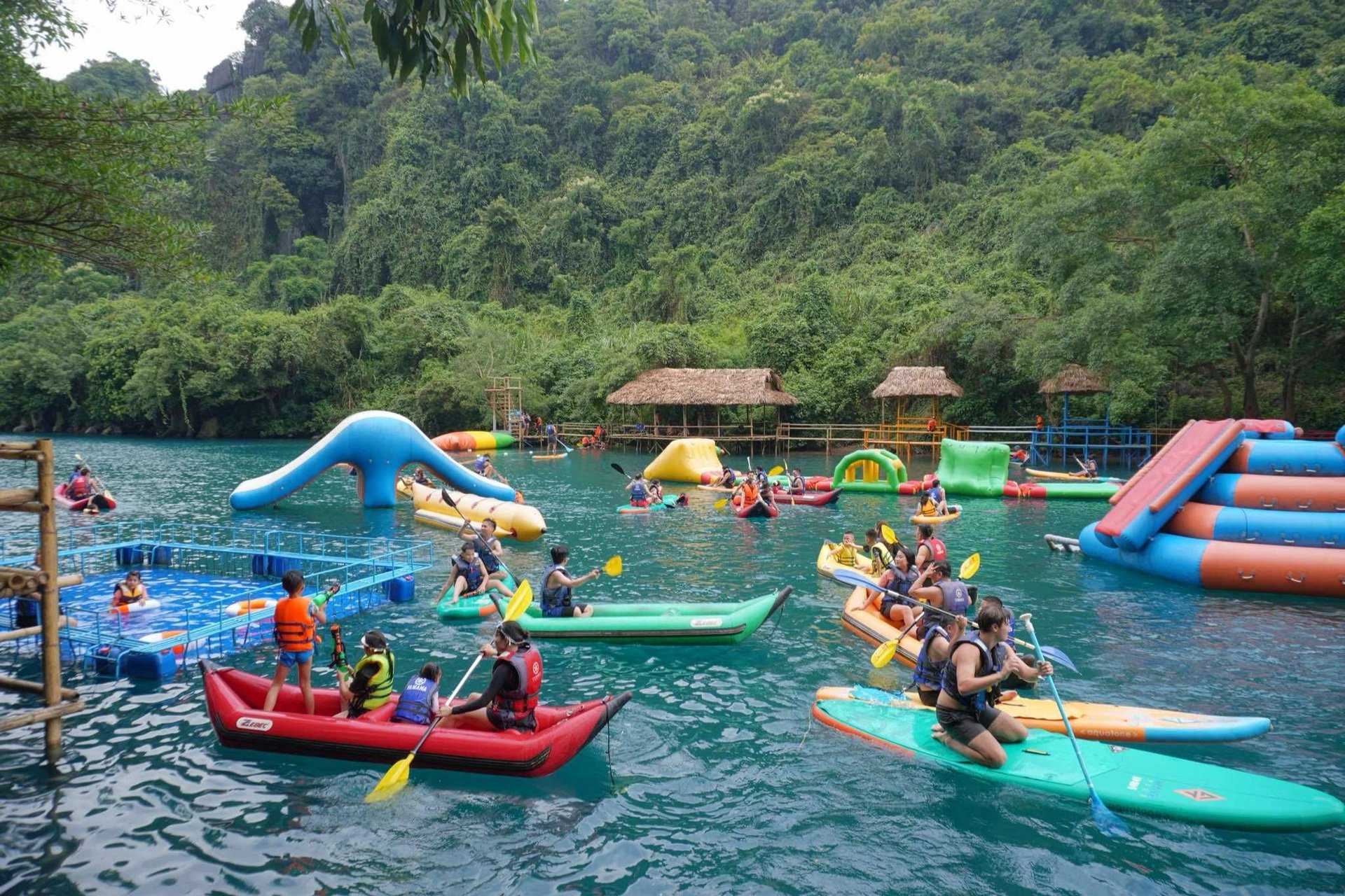 Famous beaches in Central Vietnam are packed during the April 30-May 1 holiday - 5