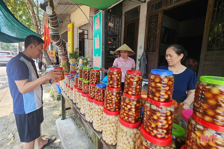Đối với nhiều người dân Hà Tĩnh xa quê thì cà muối vẫn luôn là món ăn thân thuộc trong bữa cơm gia đình và chẳng gì ngon hơn bát canh rau ăn cùng quả cà giòn tan.
