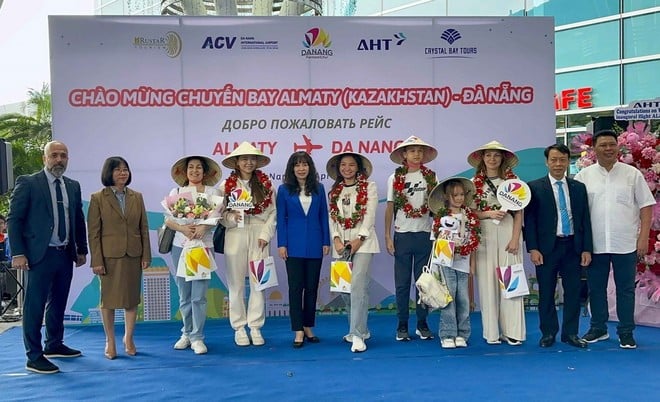 Tặng hoa, quà cho các hành khách đầu tiên đến Đà Nẵng trên đường bay trực tiếp từ Kazakhstan trưa 2/4/2025. (Ảnh: Trần Lê Lâm/TTXVN)