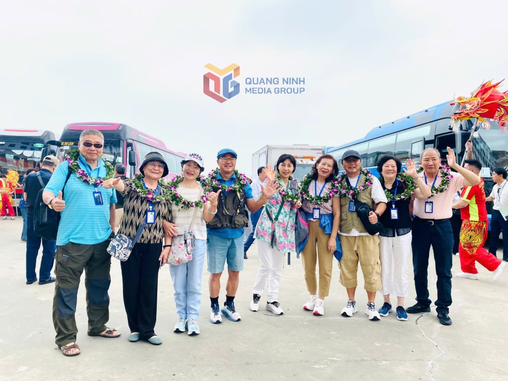 ผู้โดยสารเรือสำราญรู้สึกตื่นเต้นที่จะได้เดินทางไปยังจังหวัดกว่างนิญ