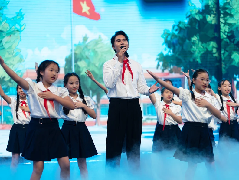 Trong trẻo thời "Khăn quàng thắm vai em" tại chương trình "Giai điệu tự hào" ảnh 5