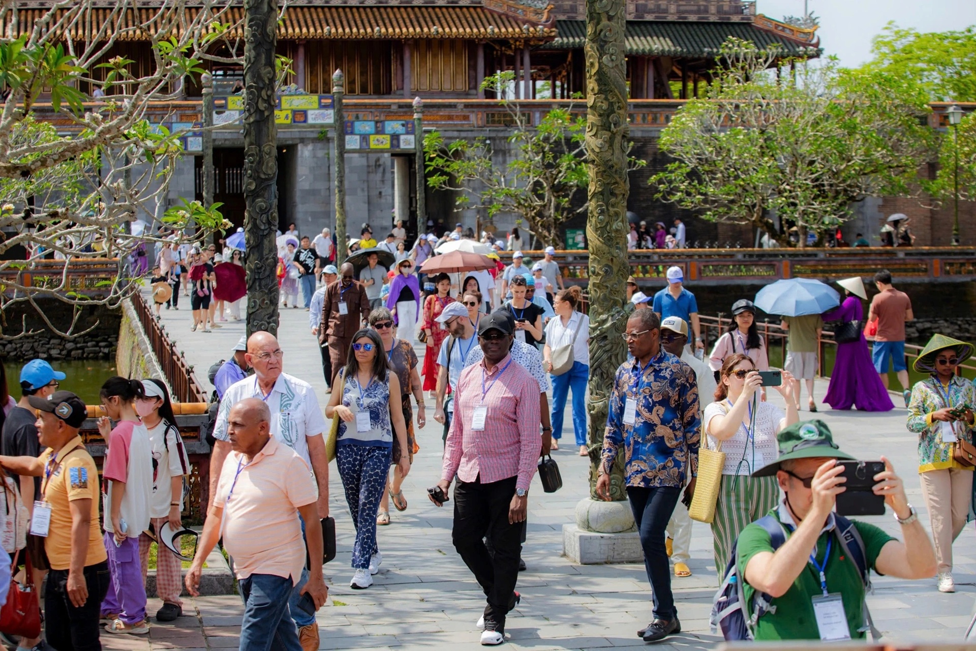 Famous beaches in Central Vietnam are packed during the April 30-May 1 holiday - 8