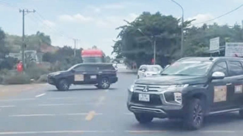 ラムドン省大火愛区大木日鎮の国道20号線で、2人の運転手が往路と復路の両方を遮断した。
