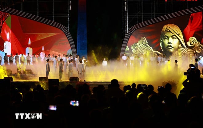 ttxvn-thu-tuong-du-chuong-trinh-chinh-luan-nghe-thuat-con-dao14.jpg