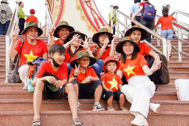 Dịp lễ 30-4: Du lịch TP HCM đón lượng khách, doanh thu "khủng" - Ảnh 1.